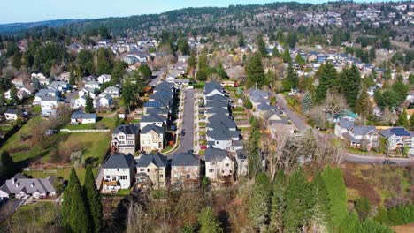 4K-aerial-drone-shot-descending-into-local-Portland,-Oregon-suburban-houses