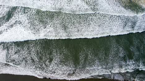 4k-Luftdrohnenaufnahme,-Die-über-Der-Meeresflut-Am-Meer-Schwimmt,-Oregon-Beach
