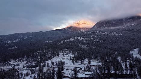 Schöner-Goldener-Sonnenuntergang-In-Den-Kanadischen-Felsigen-Bergen-Im-Winter