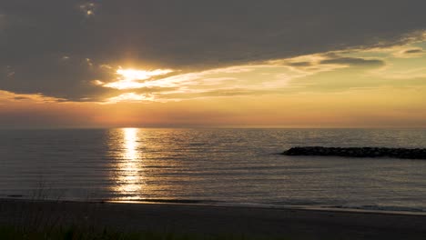Goldener-Sommersonnenuntergang-über-Dem-Wasser-An-Einem-Strand