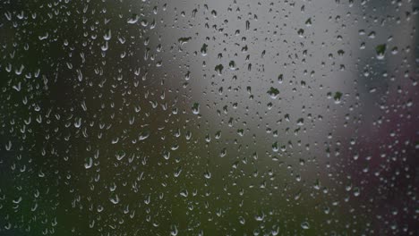 Regen-Fällt-Durch-Fensterglas.-Nahaufnahme