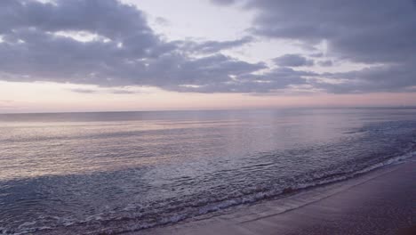 Malerische-Aussicht-Auf-Das-Meer-In-Der-Nähe-Der-Küste-Der-Insel-Zypern,-Schwenkansicht-Rechts