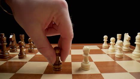 Schachspiel-Schnelle-Bewegungen,-Makro-Rückzug-über-Das-Brett,-Zeitlupe