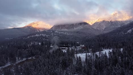 Sonnenuntergang-In-Den-Kanadischen-Winterbergen-Mit-Gefrorenem-Wald