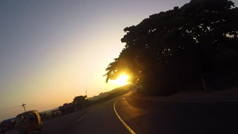 Fahrradfahren-Auf-Der-Autobahn-Bei-Sonnenaufgang-Der-Sonne-Entgegen-Mit-Blick-Auf-Einen-Fahrer---V