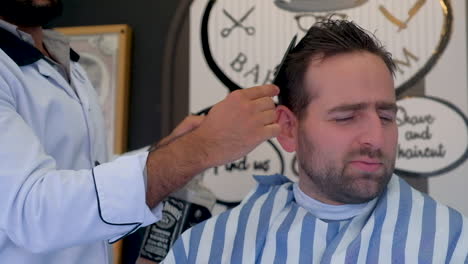 Un-Hombre-Arreglado-Y-Preparado-En-La-Barbería-Emergente-En-El-Paseo-De-Caballeros-Distinguidos-En-Gante,-Bélgica