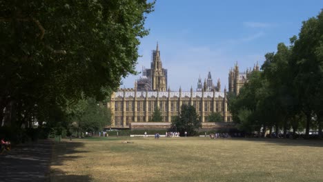 Parque-De-Los-Jardines-De-La-Torre-De-Victoria-Por-Las-Casas-Del-Parlamento-En-Westminster,-Londres-Con-Los-Turistas-Y-Los-Lugareños-En-El-Fondo