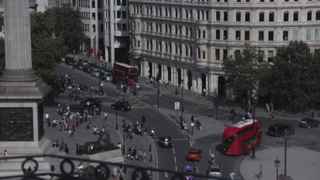 Alta-Vista-Del-Concurrido-Cruce-En-Trafalgar-Square-Londres,-Vista-Desde-El-Bar-De-La-Azotea