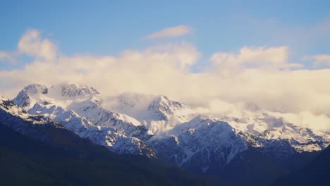 Clouds-roll-over-mountain-peaks-in-the-arthurs-pass-of-New-Zealand