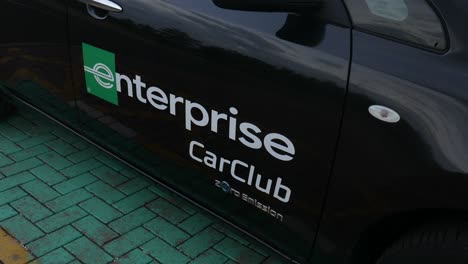 Cierre-De-Puerta-En-Un-Nissan-Leaf-Negro-De-Enterprise-Carclub
