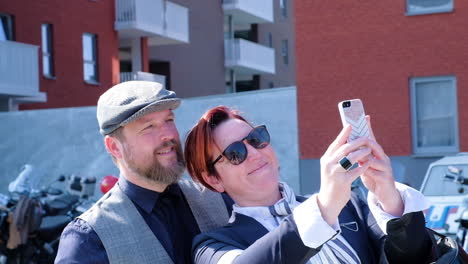 Linda-Pareja-Tomándose-Un-Selfie-Después-Del-Distinguido-Caballero-Cabalgando-En-Gante,-Bélgica