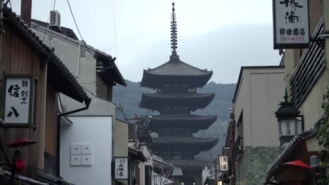 Asian-tourists-walking-around-the-streets-of-Kyoto-in-Japan-wearing-traditional-clothes-kimono-with-the-Yasaka-Pagoda-in-the-background