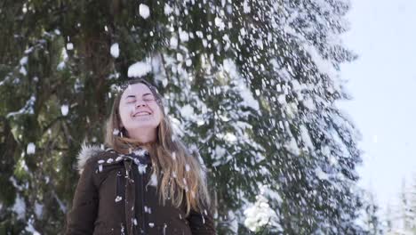 Niña-Lanzando-Nieve-Fresca-En-El-Aire-A-Cámara-Lenta