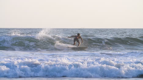 Joven-Surfea-Una-Ola-En-Bali-Indonesia