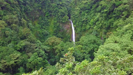 Luftüberflug-über-Den-Dschungel-Von-Costa-Rica-In-Richtung-Der-Beliebten-Touristenattraktion-La-Fortuna-Wasserfall