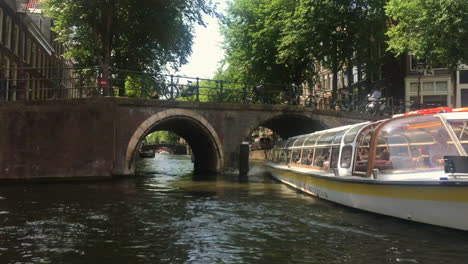 Bootsfahrt-Durch-Die-Kanäle-Von-Amsterdam