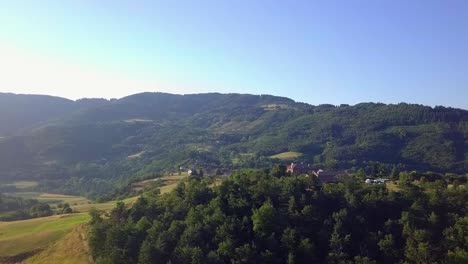 Toma-Aérea-De-Empuje-Hacia-Un-Chalet-Agrícola-En-La-Cima-De-Una-Colina-En-La-Región-Francesa-De-Ardèche.