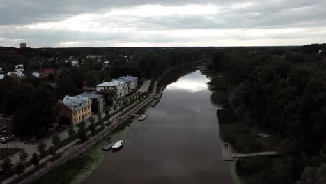 Fliegende-Drohne-über-Banken-Von-Emajogi-In-Tartu-Estland-Europa-Baltikum