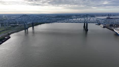 Huey-P-Lange-Brücken-überqueren-Den-Mississippi-In-New-Orleans-Louisiana