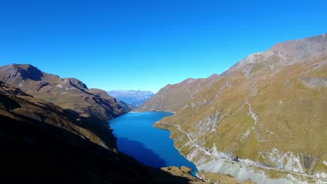 Moiry-Lake-In-Den-Schweizer-Alpen-Luftaufnahme-Mit-Herbstfarben