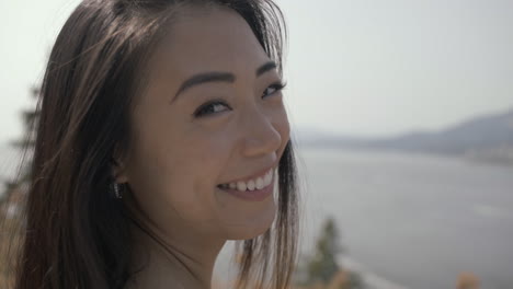 Nahaufnahme-Eines-Süßen-Asiatischen-Mädchens,-Das-In-Die-Kamera-Lächelt-Und-Mit-Haaren-Spielt,-Zeitlupe