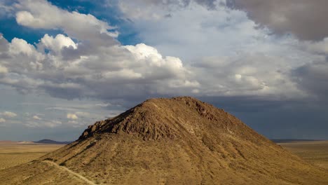 Mojave-Wüste-Hyperlapse-An-Einem-Stürmischen-Tag