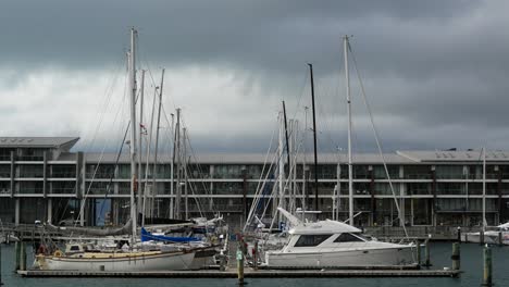 Barcos-En-La-Ciudad-Capital-De-Nueva-Zelanda-&#39;wellington&#39;-En-Un-Día-Nublado