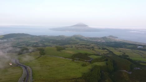 Die-Caldera-Auf-Der-Insel-Faial