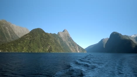 View-from-the-back-of-a-boat-to-the-amazing-Milford-Sound-and-Mitre-Peak