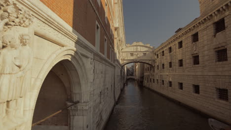 Puente-De-Los-Suspiros-A-La-Luz-De-La-Mañana,-Plano-General,-Venecia,-Italia