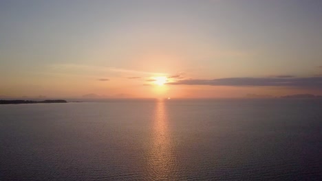 Luftaufnahme-Des-Wunderschönen-Sonnenuntergangs-Am-Meer-In-Thailand---Kameraverfolgung