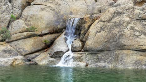 Wasserfall-Im-Teich