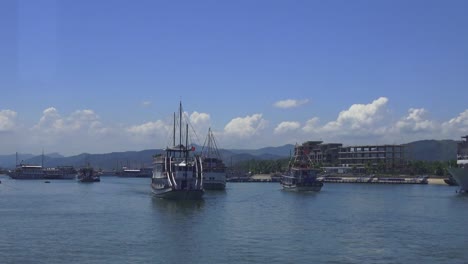 Halong-Bay-Mit-Einer-Kreuzfahrt-Im-Filmmaterial