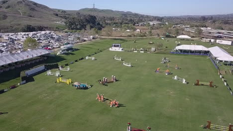 Imágenes-Aéreas-De-Un-Curso-De-Salto-En-Un-Parque-Ecuestre