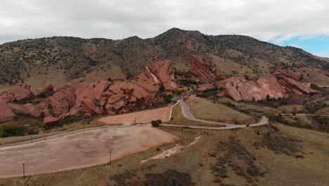 Luftaufnahme-Zoom-Auf-Red-Rocks-Amphitheater-Im-Herbst