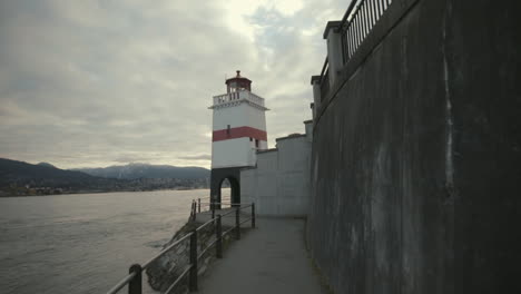 Breite-Rotierende-Aufnahme-Des-Brockton-Point-Leuchtturms-In-Vancouver-Stanley-Park-Seawall,-Morgen,-Zeitlupe