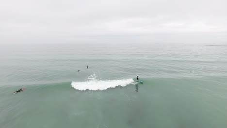 Antenne-Fliegt-über-Surfer-Am-Strand-In-Südafrika