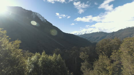 Toma-Panorámica-De-Montañas-Y-Exuberantes-Bosques-Verdes-En-Un-Día-Soleado-Y-Claro-En-Nueva-Zelanda