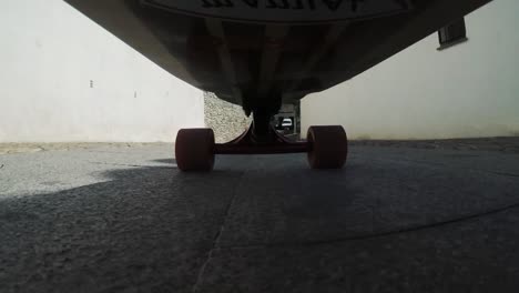 Adolescente-Lanza-Longboard-Y-Comienza-El-Paseo