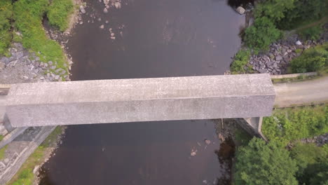 Luftaufnahme-Mit-Direktem-Blick-Nach-Unten-über-Den-Fluss-Piscataquls-Und-Die-überdachte-Holzbrücke-Lowes-In-Maine