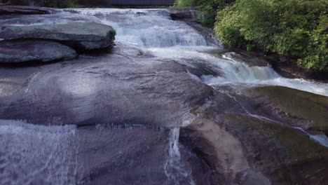 Fliegen-über-Wasserfälle-Im-Dupont-State-Park-In-North-Carolina