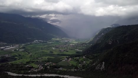 Toma-Aérea-Tipo-Revelación-Del-Valle-De-Sugana-En-Trentino,-Italia-Con-Drone-Estático-En-Un-Día-Muy-Soleado-Y-Claro