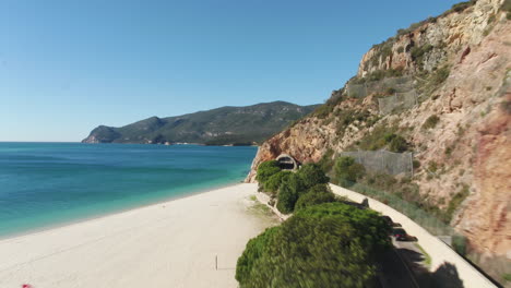 Schuss-über-Zwei-Biker-In-Einer-Wunderschönen-Landschaft-Am-Strand-Von-Arrabida