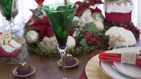 close-up-shot-from-left-to-right-of-a-beautiful-christmas-dinner-table-modern-decoration
