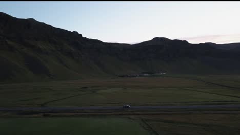 Seitenansicht-Eines-Autos-In-Island