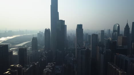 Toma-Aérea-Del-Distrito-De-Edificios-Centrales-Del-Centro-De-Guangzhou-Megapolis-Asiática-En-Un-Día-Soleado-Por-La-Tarde