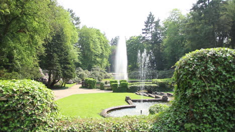 Schlossgarten-Mit-Springbrunnen