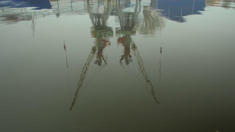 Reflexionen-Von-Hafenkränen-In-Ruhigem-Wasser-Im-Hafen-Von-Liepaja-An-Nebligen-Tagen