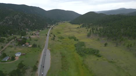 Carretera-Escénica-En-El-Remoto-Pueblo-De-Estes-Park-En-El-Norte-De-Colorado,-Estados-Unidos