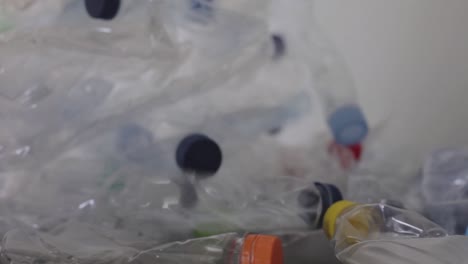 Dutzende-Von-Plastikflaschen-Auf-Einen-Tisch-Schütten